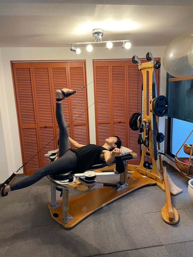 パーソナルジムMOVESでは、ジャイロトニック®とジャイロキネシス®を提供しています。その違いをご紹介するページ。らせん状の動きと呼吸法を組み合わせ、全身の活性化を促します。